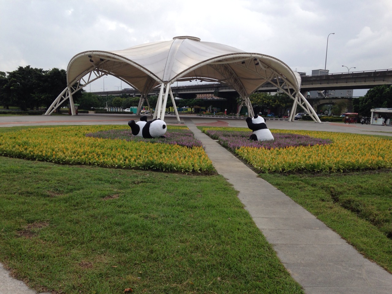 大佳河濱公園的白色圓頂天幕與季節花海