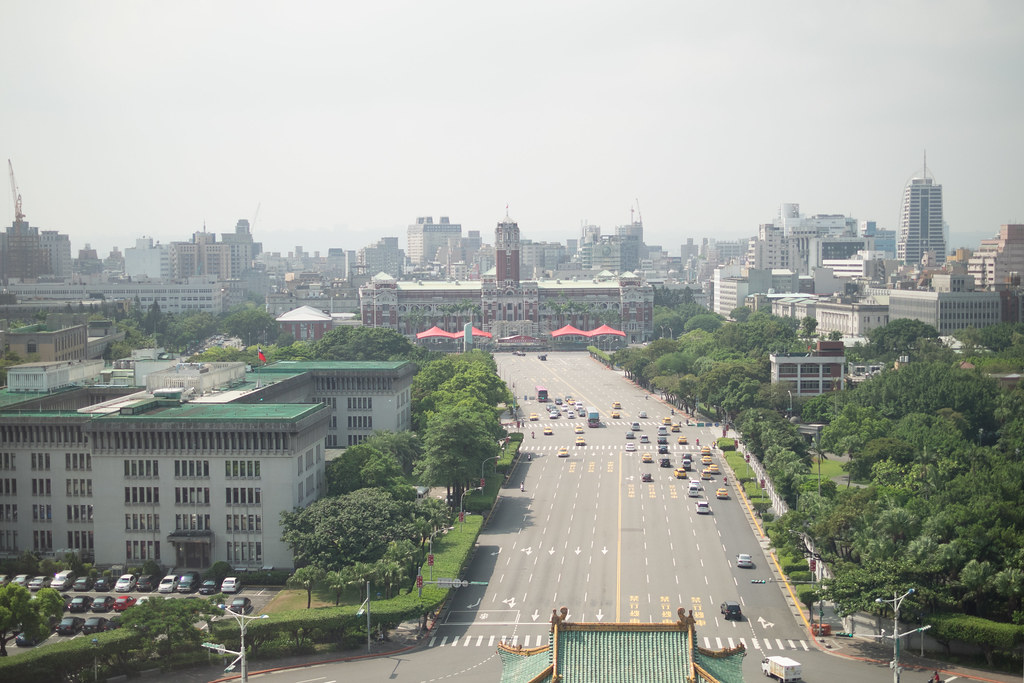 凱達格蘭大道朝向總統府,兩側為綠蔭與市區建築