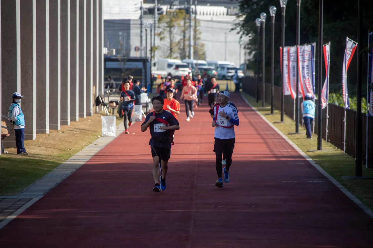 跑者佩戴襷帶，參加 2024 日本岩國友誼接力馬拉松